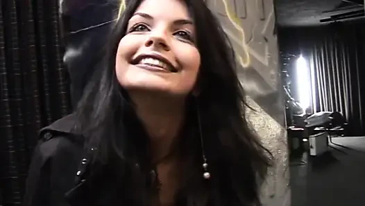 Ateşli ve seksi orta yaşlı seksi kadın parkın bankında amını parmaklıyor