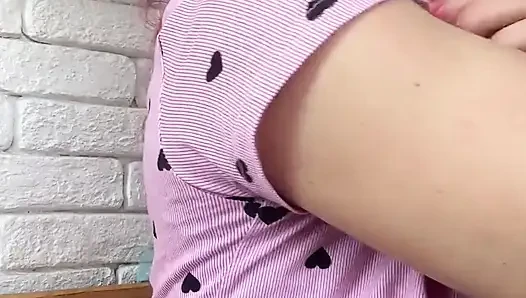 Sert ve güçlü kaslarımı ve damarlarımı onlara yakın çekim gösteriyorum