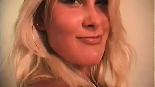 Marcela'nın sikimi tatmasına izin verdim, mastürbasyonu seven ve açgözlülükle kafamı yalayan bir sarışın