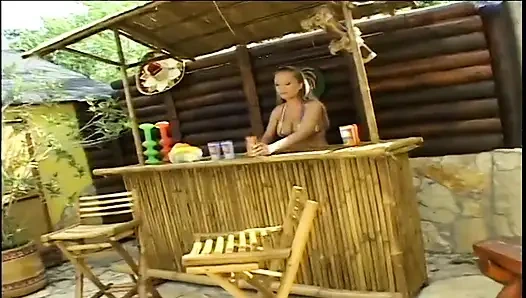 Anal sürtük iki yarak alıyor ve samanla çift anal dölleme içiyor