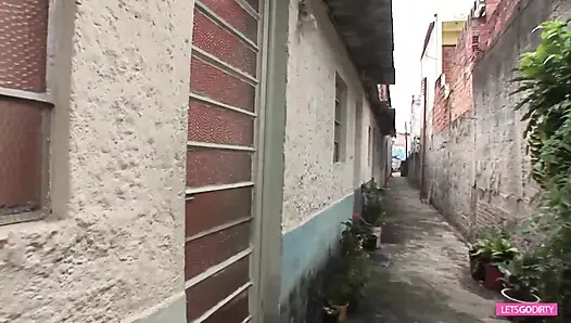 Lezzetli ve kalın latin kanepede ateşli seks yapıyor