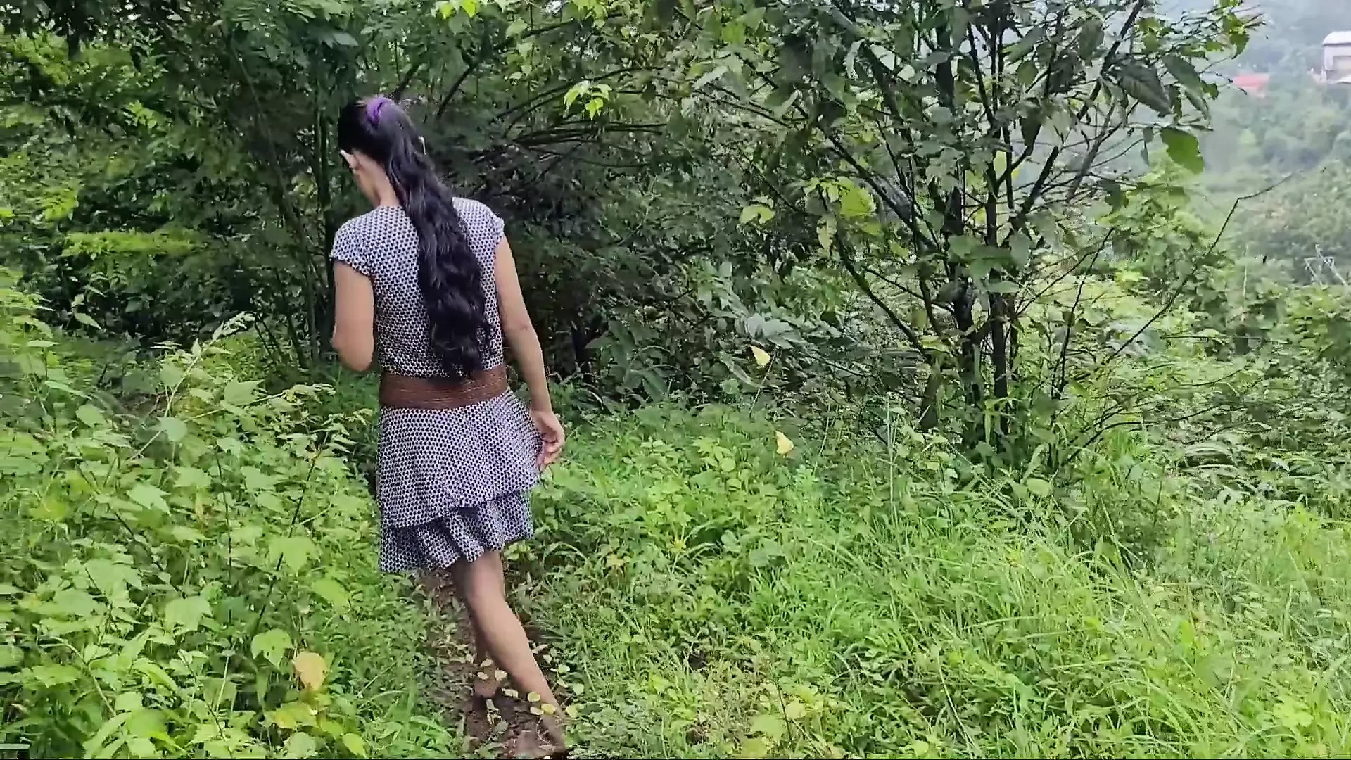 Desi bhabhi ne apane sasur ko  jungal me lekar ache se chudai ki