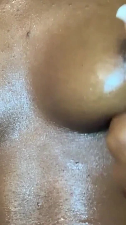 Ateşli zenci güzel kadın kıvrımlarını kucaklıyor şehvetli cazibe çekimi | Klip 1