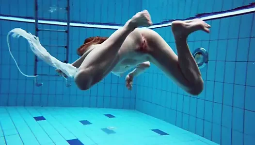 Sarışın bebek çıplak sualtı diana zelenkina