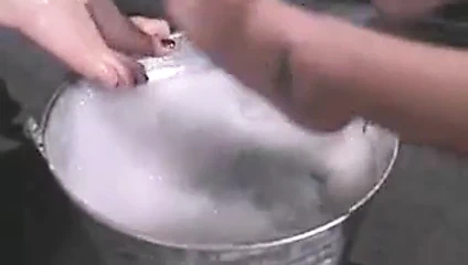 Bir kovada çıplak ayak