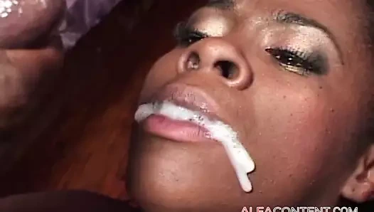 Sert yarak bu ateşli götü sikiyor