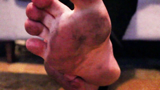 Kirli yapışkan ayaklarımı yala