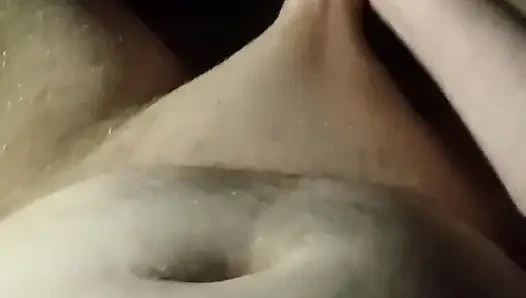 Boşalana kadar küçük yarağı okşuyor