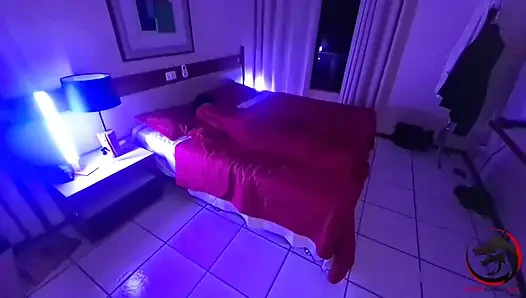 Otel güvenliği Elisa Sanches'in odasını işgal ediyor ve onu sikiyor