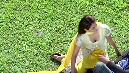 Neeru bajwa sıcak göğüsler + yakın çekim derleme