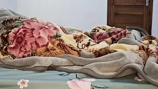 Beni iyi ve lezzetli bir şekilde sikiyor, ama kocam orgazm olana kadar sikinde twerk yapmayı seviyor.
