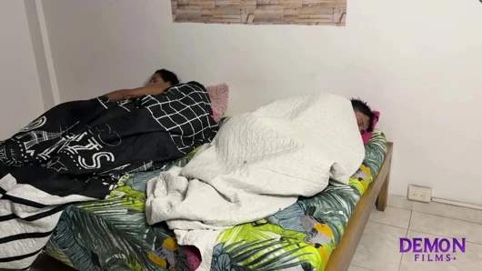 Bölüm 1 Aldatılan erkek arkadaşım arkadaşıyla anal üçlü sekse katılıyor