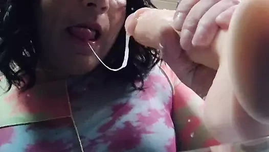 Kirli kadın kılıklı cd sürtüğü küçük bir tükürük ile gırtlağına kadar alma eğitimi