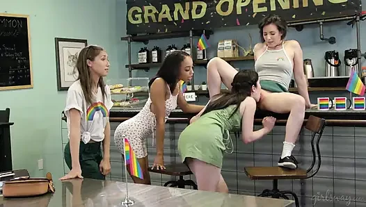 Girlsway - Casey Calvert kafe grand açılışında özel ve müşteriler sıraya girdikçe ücretsiz amcık yeme olanağı sunuyor