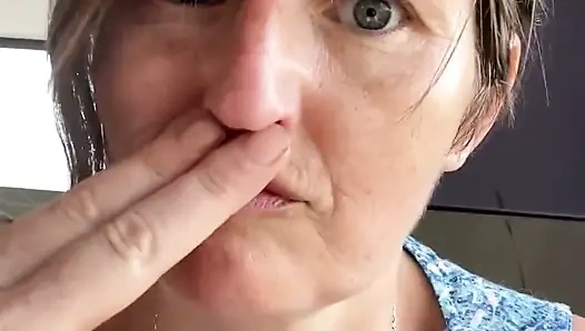Üvey Anne Otobüsün Arkasında Kokulu Amıyla Oynuyor, Sonra Kokan Parmaklarını Kokluyor Ve Emiyor!