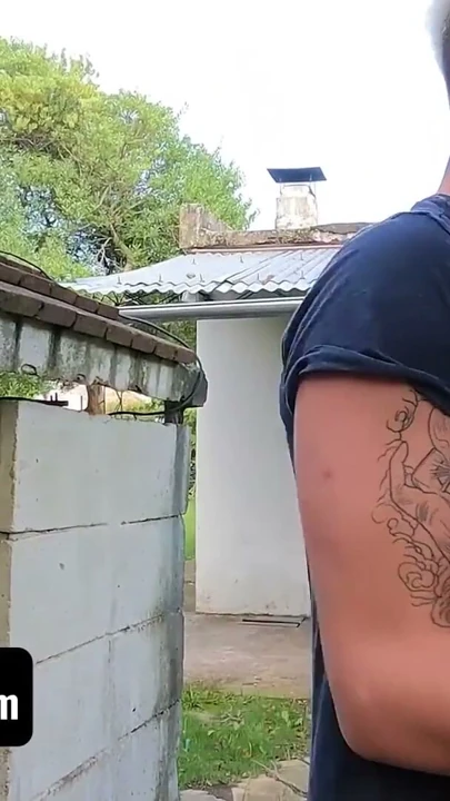 En iyi arkadaş eski sevgilisini unutmasına yardım etmek için arkadaşının pompalaması için kendi göt deliğini açıyor | Klip 1