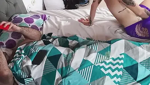 Kocamın önünde vajinama mastürbasyon yapıyorum.