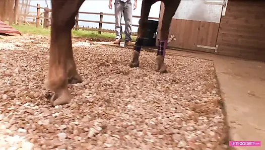 Komik adam diğer sikişi izliyor ve sonra sürtük sarışından anını alıyor