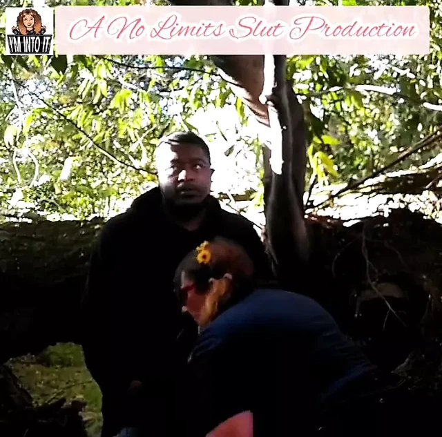 Küçük lig maçı sırasında ev plakasının arkasında derede lanet