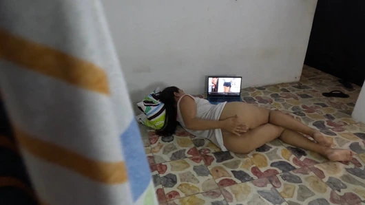 Üvey kız kardeşim ben dolaptayken dildoyla götüne mastürbasyon yapıyor