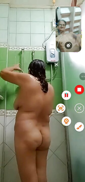 Sadece banyo yaparken onu izliyorum