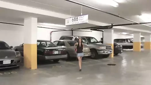 Seksi fahişe brook sürmek bir horoz sert üzerinde ona kanepe