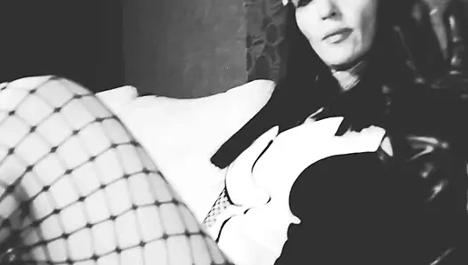 Ayak fetişi dominatrix ateşli siyah ve beyaz yüksek topuklu tanrıça esmer orta yaşlı seksi kadın egemenliği bdsm sapıklık