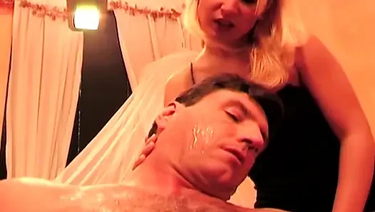 İki azgın orta yaşlı seksi kadın ıslak tükürük gözyaşları içinde yüzünü sırılsıklam yapıyor