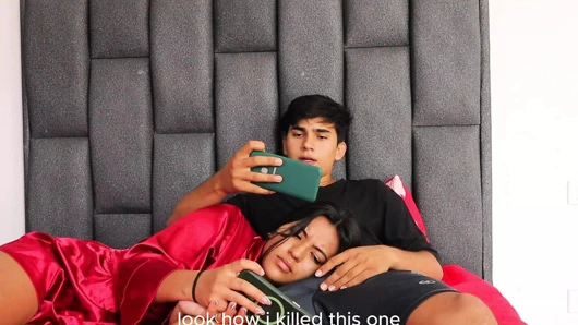 Üvey kuzenimi oynamaya davet ediyorum ve sonunda yarağımla oynuyor