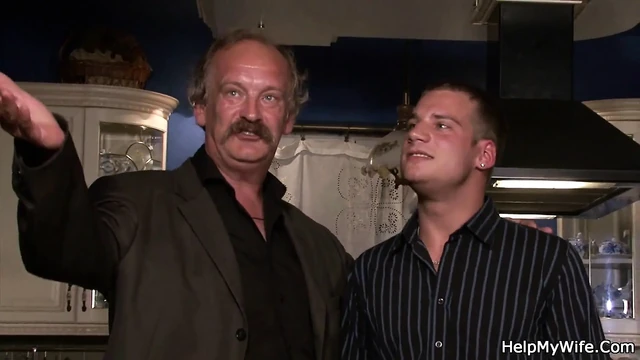 Karını sikmesi için genç bir iş arkadaşını siktiriyor