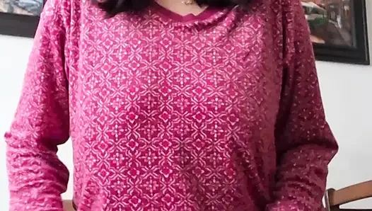 Ateşli ve ıslak üvey anne fahişe gibi sikilmeyi hayal ederek vajinasına dokunuyor