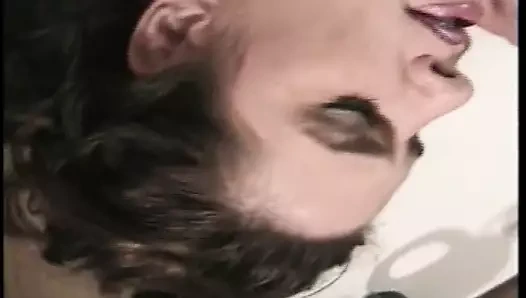 Rick ustaları mutfakta sıcak bir esmer sikiyor