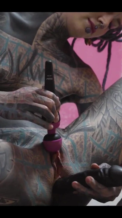 Sıska dövmeli kız iş kıyafeti azgın tablo tek başına mastürbasyon yapıyor, anal, delik genişletme, fışkırtma | Klip 1