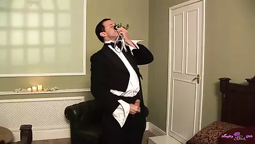 Zengin zenci kız kovboy kız tarzında binmeden önce sert bir yarağı emiyor