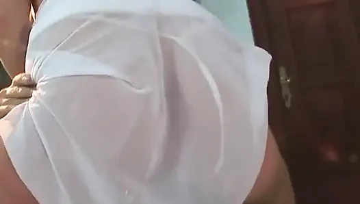 Çoraplı sarışın orta yaşlı seksi kadın yerde büyük bir yarağa biniyor