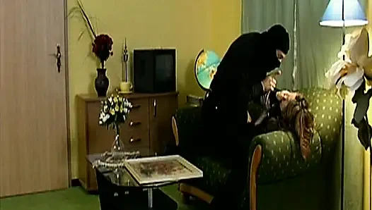 Doğal esmer Alman genç erkek avcısı canavar yarağa biniyor