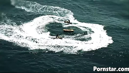 Kurtarma adamı, seksi christine alexis'in avantajından yararlanıyor