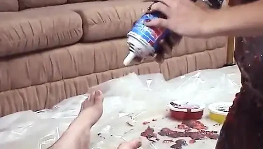 Seksi sarışın komşusu tarafından sikiliyor ve yenilebilir boyayla bulaşıyor