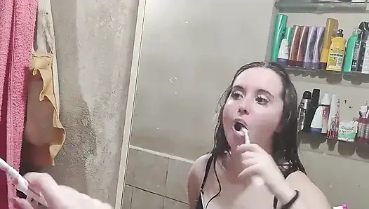 Dişlerini Fırçalıyorum