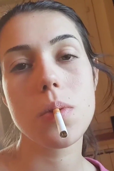 Baştan çıkarıcı İtalyan kız yakın çekim videosunda puro içiyor