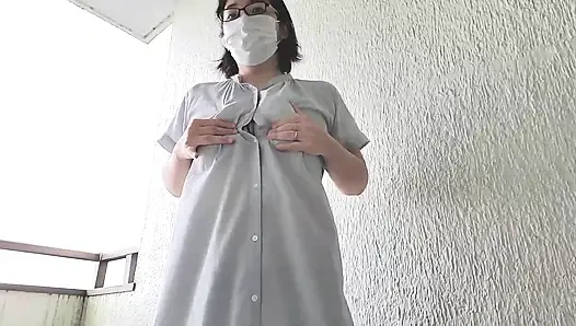 Evli bir kadın dadısı tarafından heyecanlanıyor