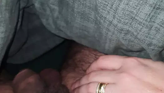 Üvey anne battaniyenin altında üvey oğlunun yarağını sıvazlıyor