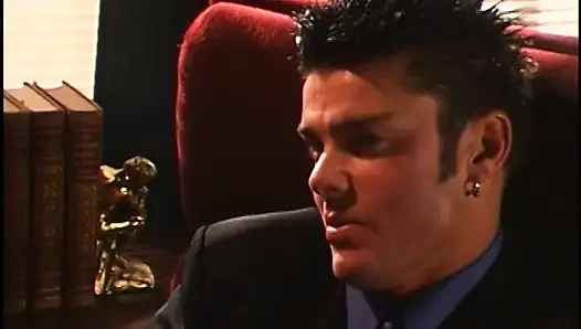 Kısa saçlı ve harika memeli sarışın amını yalatıyor ve siktiriyor