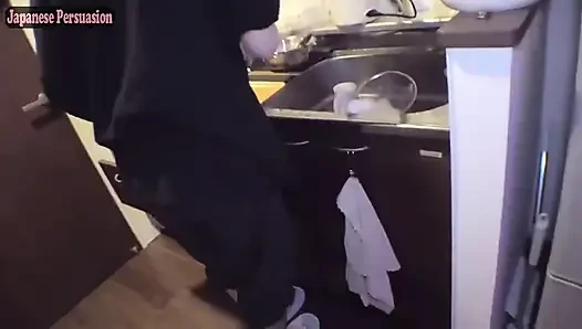 Erkek arkadaş özür dilerim. Öğle yemeği hazırlığı aniden evde döllenmeye dönüşüyor