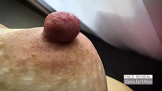 Üvey babam bu kadar büyük meme uçlarım olduğunu beklemiyordu! Şimdi de her sabah🌰 onlarla mı oynuyor?