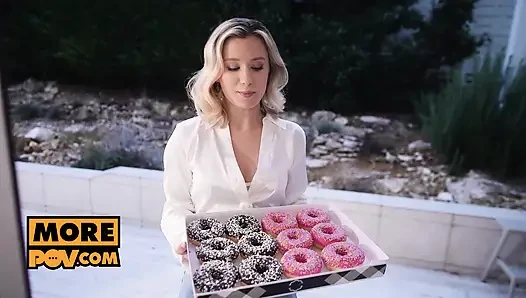 Azgın sarışın komşu acemi Lilly Flower'ı sikiyor