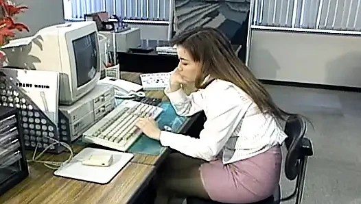 Azgın Asyalı sekreter kıllı amını parmaklıyor