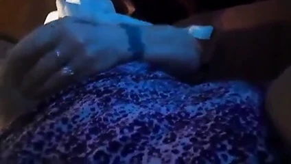 Elaine se masturbe a fond