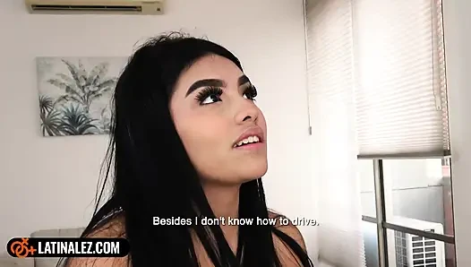 Büyük memeli latin lezbiyen dilini sıska kız arkadaş sıkı ıslak amına sokuyor