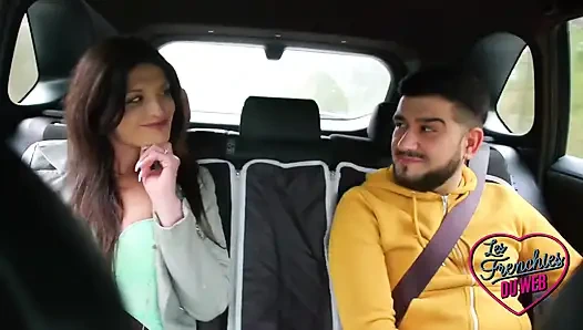 Linda, tatlı dişli ve seks tutkusu olan orta yaşlı seksi kadın